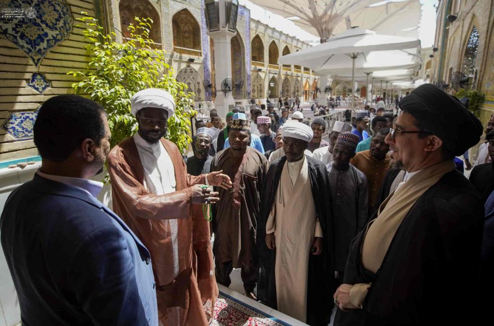 طلبة العلوم الحوزوية في إفريقيا يبدأون بزيارة أمير المؤمنين (عليه السلام) ضمن جولتهم لزيارة العتبات المقدسة
