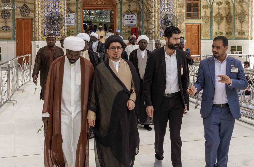 طلبة العلوم الحوزوية في إفريقيا يبدأون بزيارة أمير المؤمنين (عليه السلام) ضمن جولتهم لزيارة العتبات المقدسة