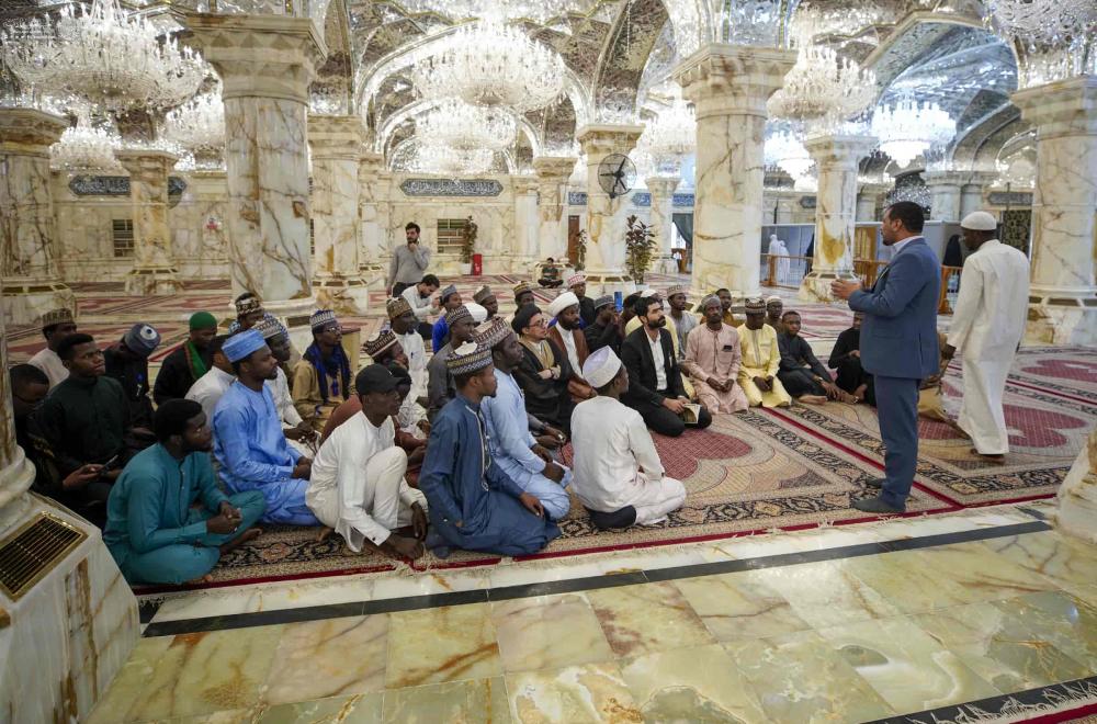 طلبة العلوم الحوزوية في إفريقيا يبدأون بزيارة أمير المؤمنين (عليه السلام) ضمن جولتهم لزيارة العتبات المقدسة
