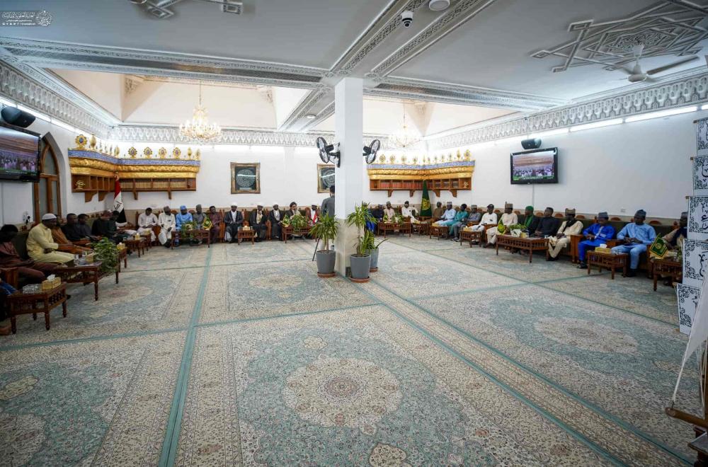 طلبة العلوم الحوزوية في إفريقيا يبدأون بزيارة أمير المؤمنين (عليه السلام) ضمن جولتهم لزيارة العتبات المقدسة