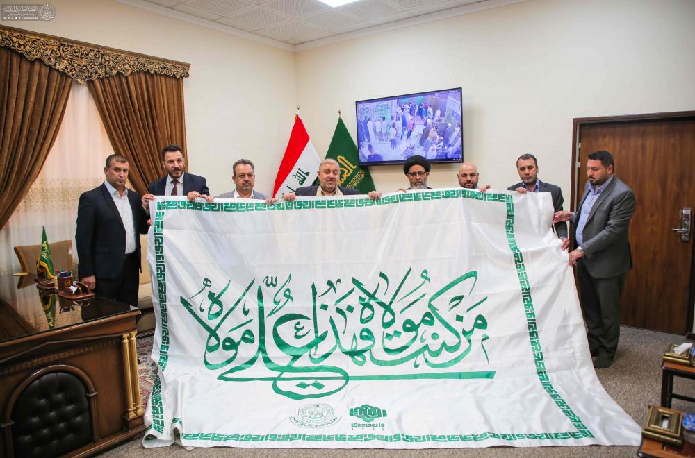 وفد رسمي من العتبة العلوية يسلّم الراية التي سيتم رفعها في العتبات المقدسة جوار مراقد الأئمة الأطهار (ع) في عيد الغدير الأغر 