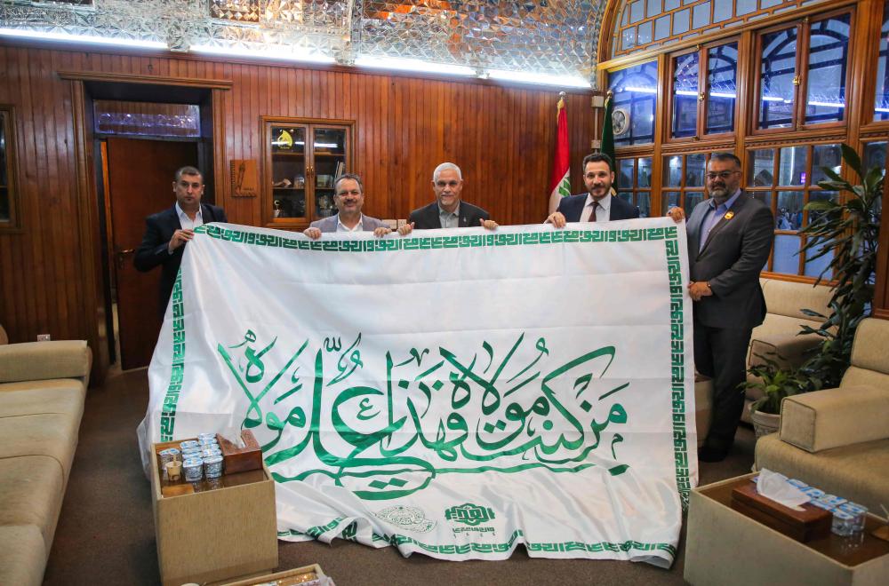 وفد رسمي من العتبة العلوية يسلّم الراية التي سيتم رفعها في العتبات المقدسة جوار مراقد الأئمة الأطهار (ع) في عيد الغدير الأغر 