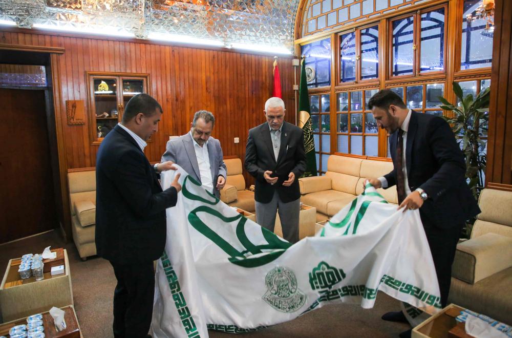 وفد رسمي من العتبة العلوية يسلّم الراية التي سيتم رفعها في العتبات المقدسة جوار مراقد الأئمة الأطهار (ع) في عيد الغدير الأغر 