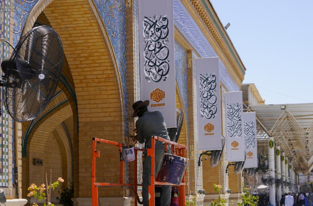 كوادر العتبة العلوية المقدسة تسابق الزمن في تنفيذ مهامها برفع عشرات الرايات ونشر آلاف اللافتات احتفاء بـ( أسبوع الغدير الأغر)  