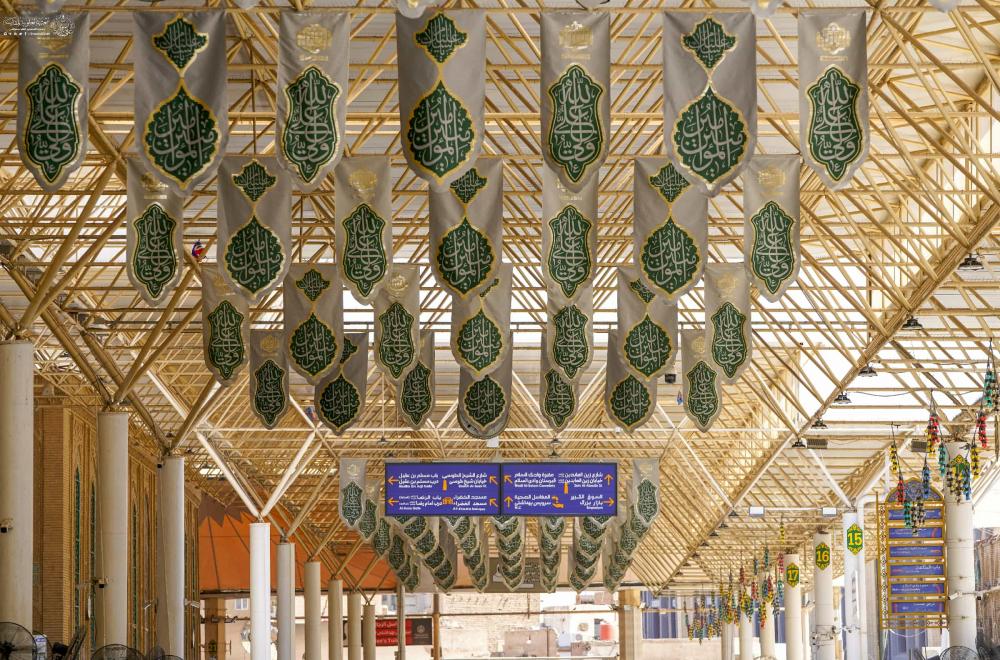 كوادر العتبة العلوية المقدسة تسابق الزمن في تنفيذ مهامها برفع عشرات الرايات ونشر آلاف اللافتات احتفاء بـ( أسبوع الغدير الأغر)  