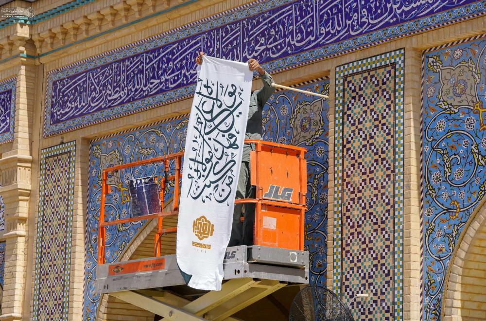 كوادر العتبة العلوية المقدسة تسابق الزمن في تنفيذ مهامها برفع عشرات الرايات ونشر آلاف اللافتات احتفاء بـ( أسبوع الغدير الأغر)  