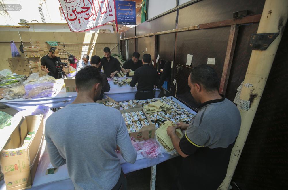 العتبة العلوية المقدسة... موكب بطل خيبر يقدم 30 ألف وجبة طعام يوميا للزائرين