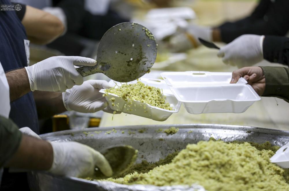 العتبة العلوية المقدسة تُقدِّم آلاف وجبات الطعام للزائرين في ليلة ويوم رحيل النبي الأكرم (ص)