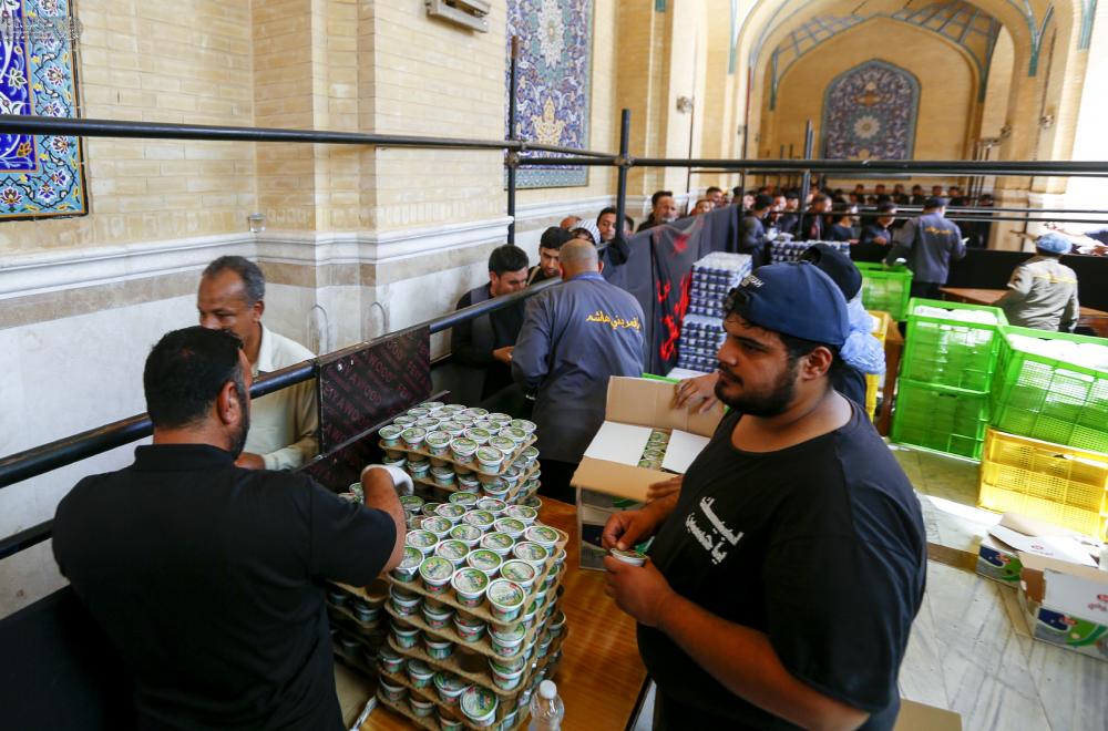 العتبة العلوية المقدسة تُقدِّم آلاف وجبات الطعام للزائرين في ليلة ويوم رحيل النبي الأكرم (ص)
