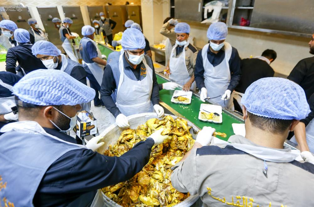 العتبة العلوية المقدسة تُقدِّم آلاف وجبات الطعام للزائرين في ليلة ويوم رحيل النبي الأكرم (ص)