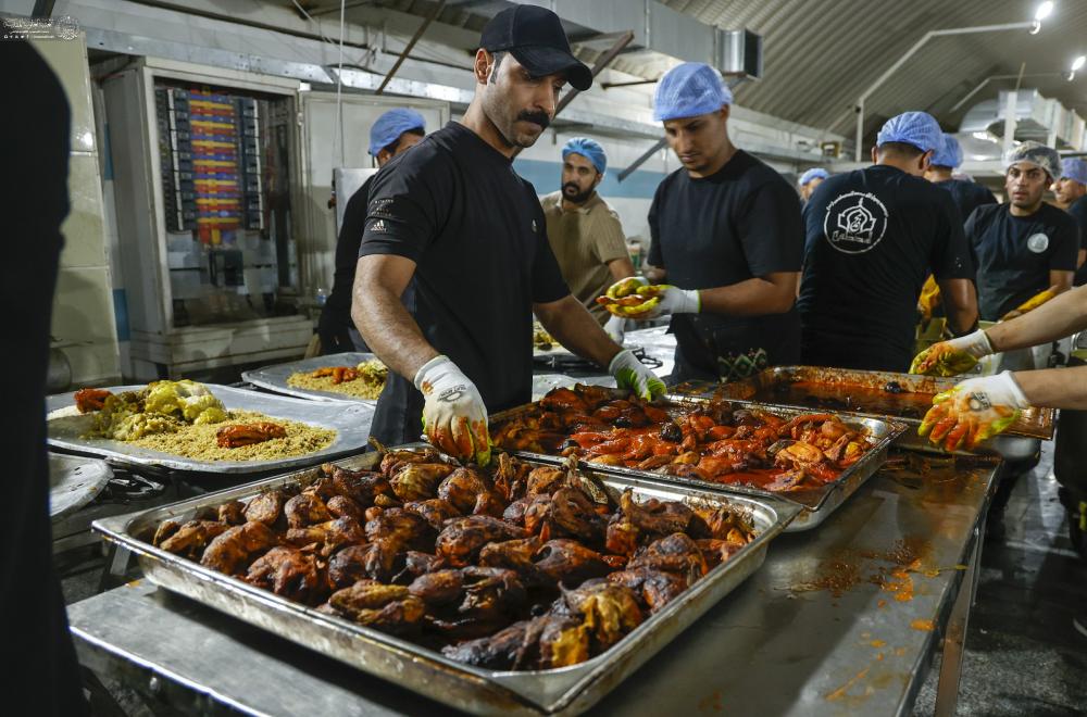 العتبة العلوية المقدسة تُقدِّم آلاف وجبات الطعام للزائرين في ليلة ويوم رحيل النبي الأكرم (ص)