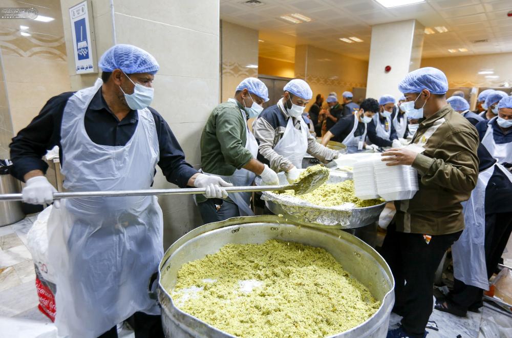 العتبة العلوية المقدسة تُقدِّم آلاف وجبات الطعام للزائرين في ليلة ويوم رحيل النبي الأكرم (ص)
