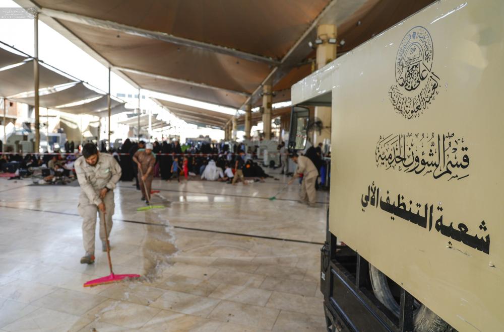 قسم الشؤون الخدَمية في العتبة العلوية المقدسة ينفذ حملة لتنظيف وفرش محيط الصحن المطهر بعد انتهاء مراسم زيارة رحيل النبي الأكرم (صلى الله عليه وآله)