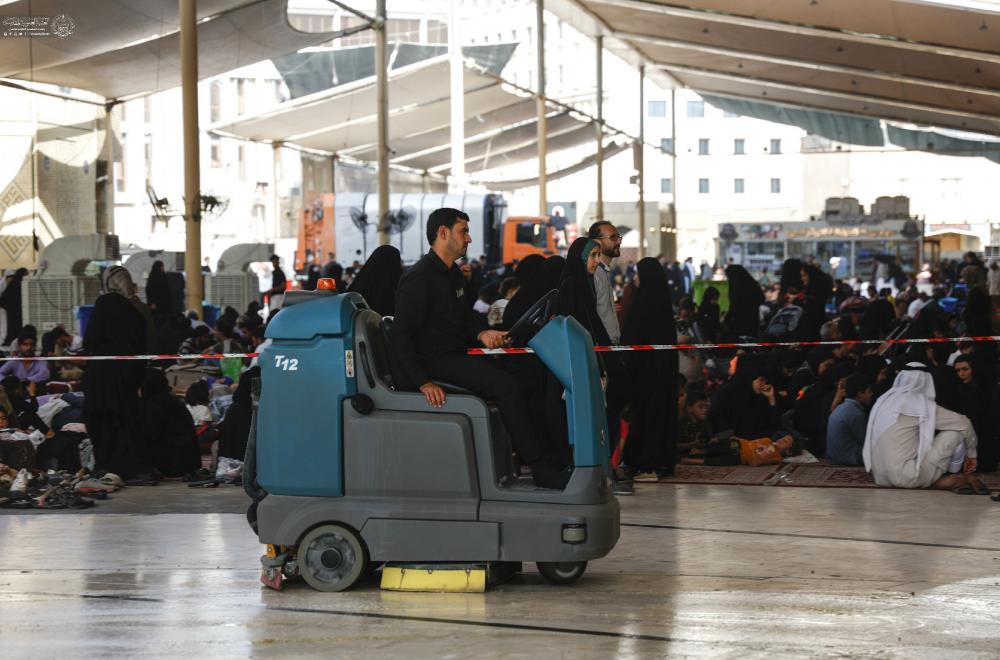 قسم الشؤون الخدَمية في العتبة العلوية المقدسة ينفذ حملة لتنظيف وفرش محيط الصحن المطهر بعد انتهاء مراسم زيارة رحيل النبي الأكرم (صلى الله عليه وآله)