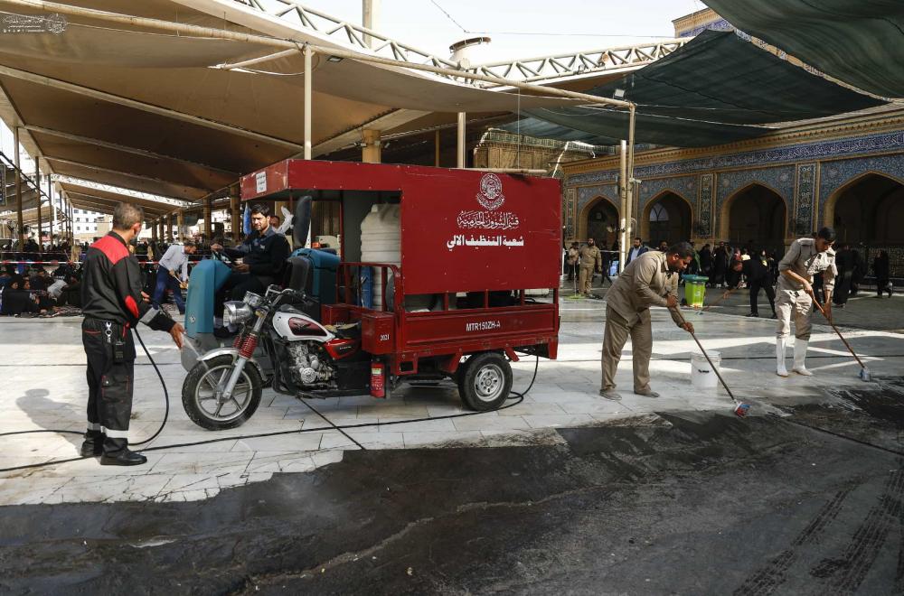قسم الشؤون الخدَمية في العتبة العلوية المقدسة ينفذ حملة لتنظيف وفرش محيط الصحن المطهر بعد انتهاء مراسم زيارة رحيل النبي الأكرم (صلى الله عليه وآله)