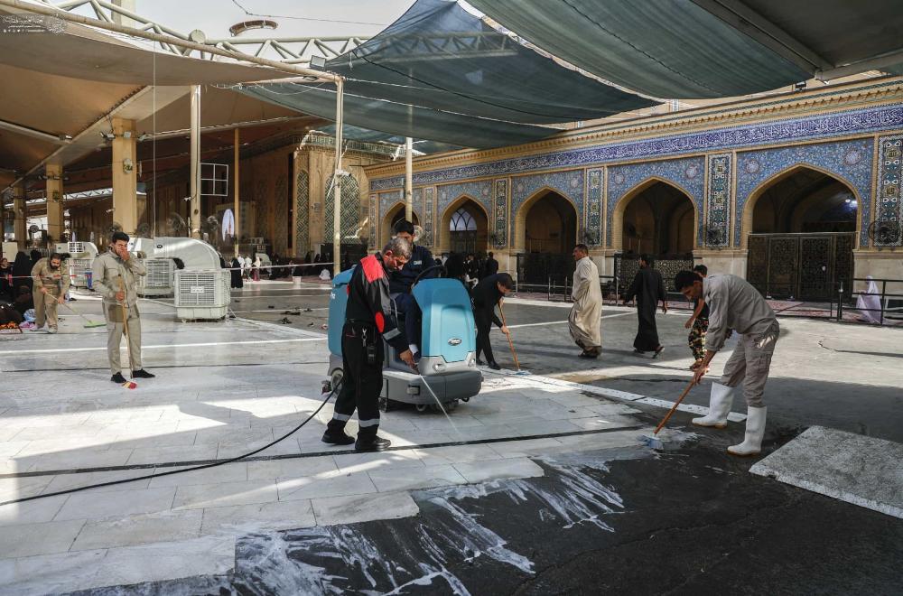قسم الشؤون الخدَمية في العتبة العلوية المقدسة ينفذ حملة لتنظيف وفرش محيط الصحن المطهر بعد انتهاء مراسم زيارة رحيل النبي الأكرم (صلى الله عليه وآله)