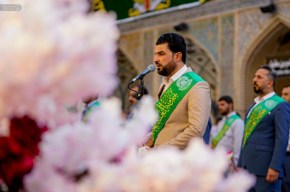 خَدم العتبة العلوية المقدسة يحيون المولد النبوي الشريف خلال مراسم الزيارة الصباحية في الصحن العلوي المطهر  