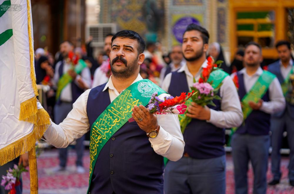 خَدم العتبة العلوية المقدسة يحيون المولد النبوي الشريف خلال مراسم الزيارة الصباحية في الصحن العلوي المطهر  
