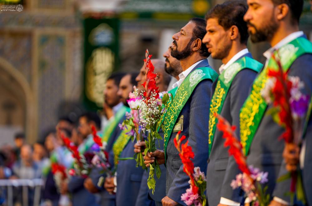خَدم العتبة العلوية المقدسة يحيون المولد النبوي الشريف خلال مراسم الزيارة الصباحية في الصحن العلوي المطهر  