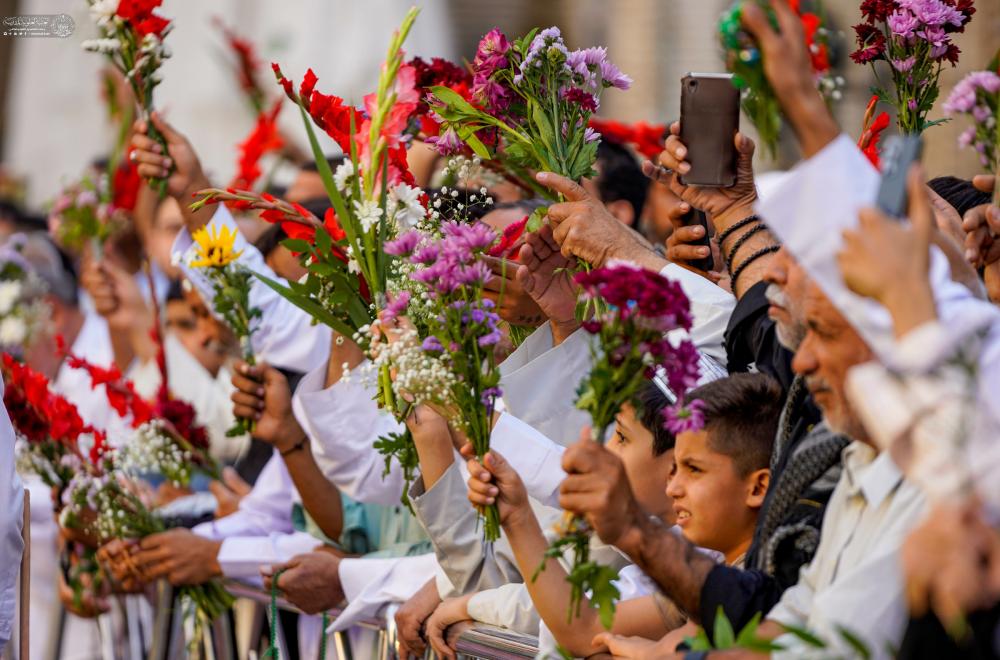خَدم العتبة العلوية المقدسة يحيون المولد النبوي الشريف خلال مراسم الزيارة الصباحية في الصحن العلوي المطهر  