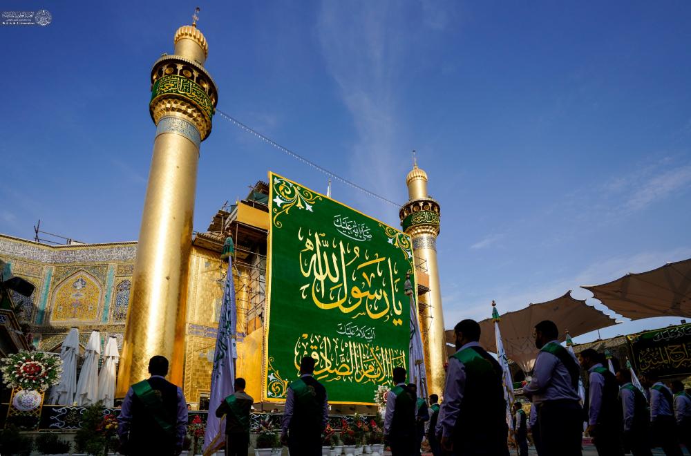 خَدم العتبة العلوية المقدسة يحيون المولد النبوي الشريف خلال مراسم الزيارة الصباحية في الصحن العلوي المطهر  