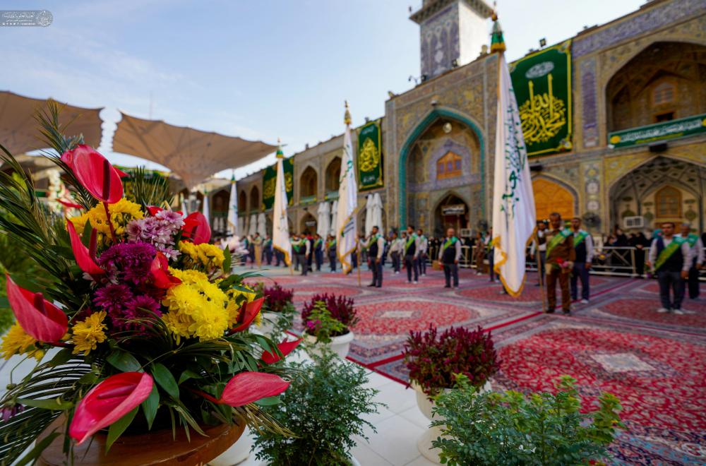خَدم العتبة العلوية المقدسة يحيون المولد النبوي الشريف خلال مراسم الزيارة الصباحية في الصحن العلوي المطهر  