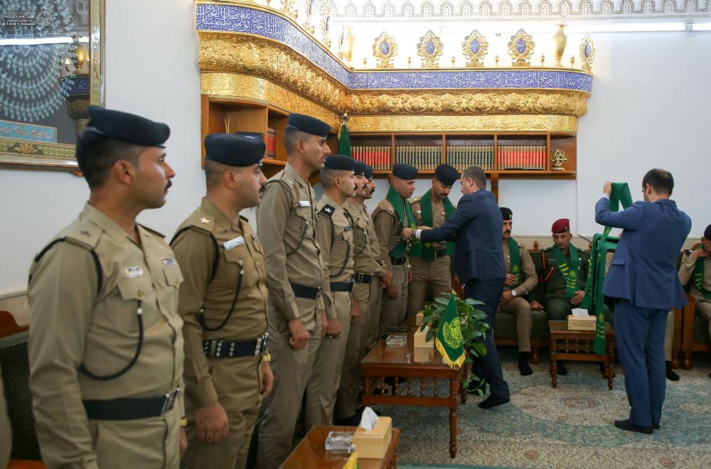 نخبة من ضباط كلية الشرطة يؤدون قسم الولاء في صحن أمير المؤمنين (عليه السلام) 