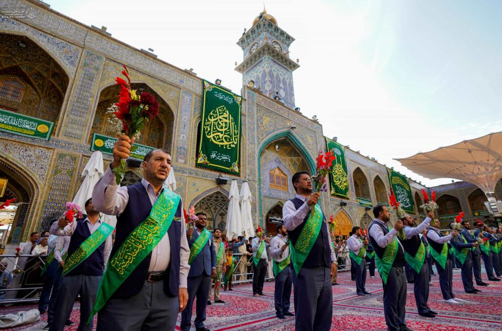 خَدم العتبة العلوية المقدسة يحيون المولد النبوي الشريف خلال مراسم الزيارة الصباحية في الصحن العلوي المطهر  