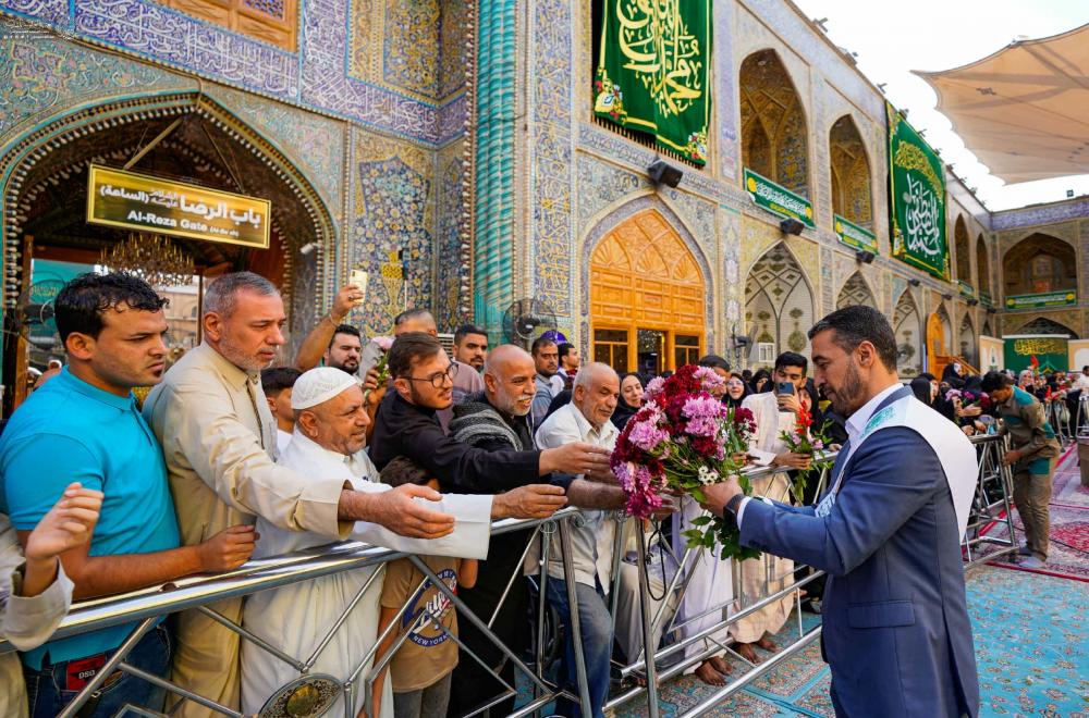 خَدم العتبة العلوية المقدسة يحيون المولد النبوي الشريف خلال مراسم الزيارة الصباحية في الصحن العلوي المطهر  