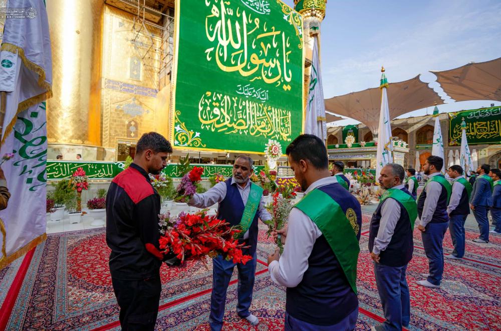 خَدم العتبة العلوية المقدسة يحيون المولد النبوي الشريف خلال مراسم الزيارة الصباحية في الصحن العلوي المطهر  