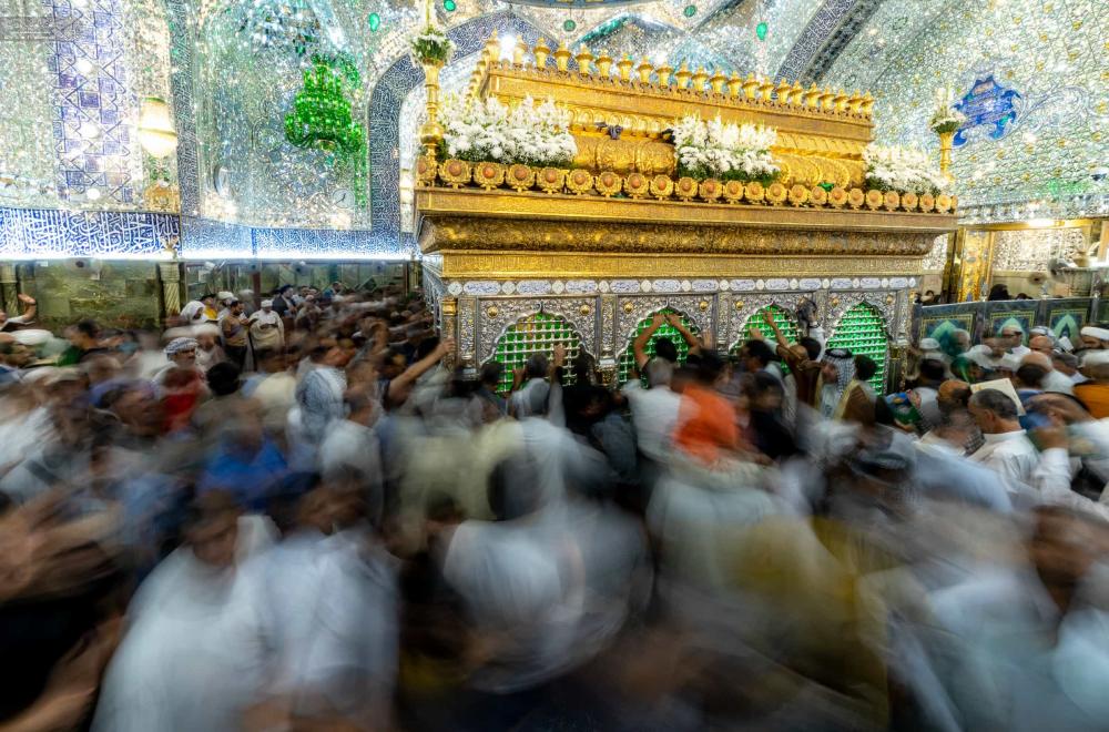جموع الزائرين تُحيي ذكرى الولادة الميمونة لسيد الكائنات محمد (صلى الله عليه وآله وسلم) في رحاب مرقد ابن عمِّهِ أمير المؤمنين (عليه السلام)