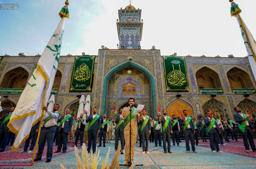 خَدم العتبة العلوية المقدسة يحيون المولد النبوي الشريف خلال مراسم الزيارة الصباحية في الصحن العلوي المطهر  