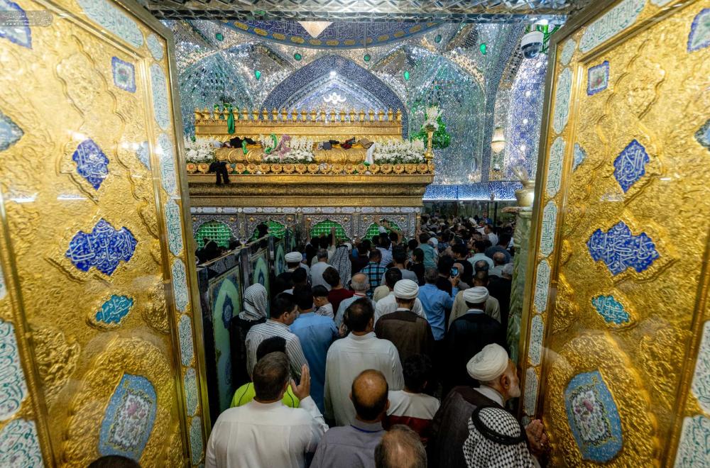جموع الزائرين تُحيي ذكرى الولادة الميمونة لسيد الكائنات محمد (صلى الله عليه وآله وسلم) في رحاب مرقد ابن عمِّهِ أمير المؤمنين (عليه السلام)