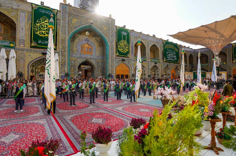 خَدم العتبة العلوية المقدسة يحيون المولد النبوي الشريف خلال مراسم الزيارة الصباحية في الصحن العلوي المطهر  