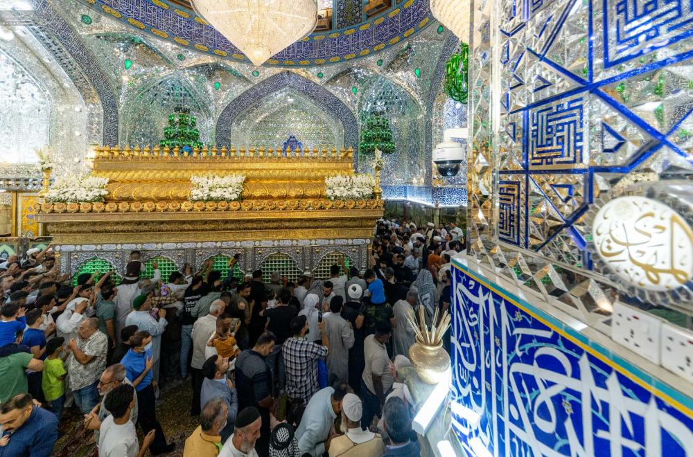 جموع الزائرين تُحيي ذكرى الولادة الميمونة لسيد الكائنات محمد (صلى الله عليه وآله وسلم) في رحاب مرقد ابن عمِّهِ أمير المؤمنين (عليه السلام)