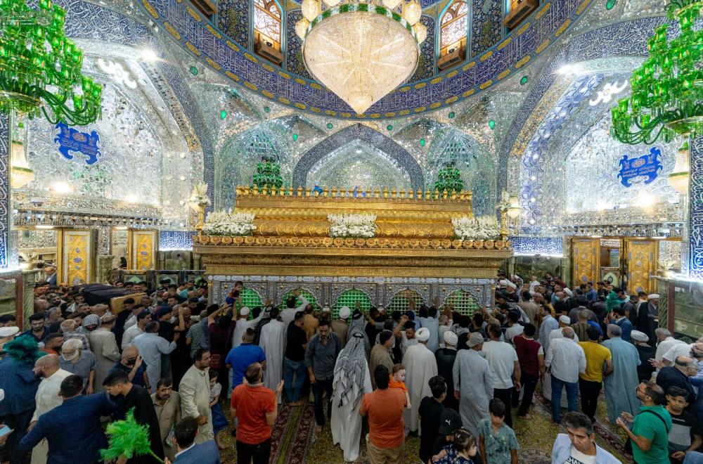 جموع الزائرين تُحيي ذكرى الولادة الميمونة لسيد الكائنات محمد (صلى الله عليه وآله وسلم) في رحاب مرقد ابن عمِّهِ أمير المؤمنين (عليه السلام)