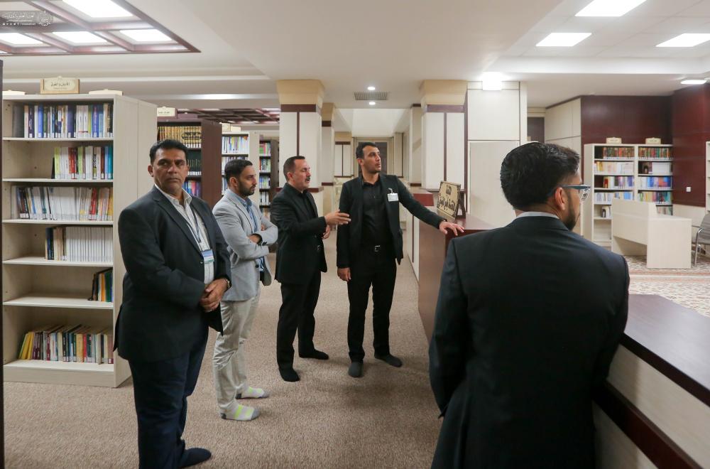 وفدٌ متعدد الجنسيات يبدي إعجابه بالتنوع العلمي والثقافي بمكتبة الروضة الحيدرية في العتبة العلوية المقدسة