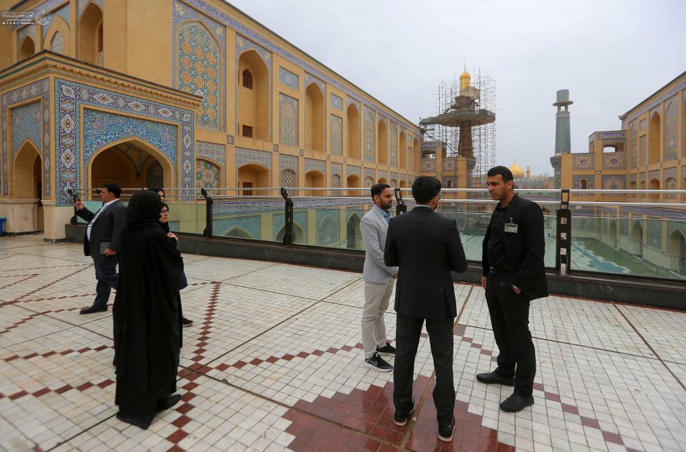 وفدٌ متعدد الجنسيات يبدي إعجابه بالتنوع العلمي والثقافي بمكتبة الروضة الحيدرية في العتبة العلوية المقدسة