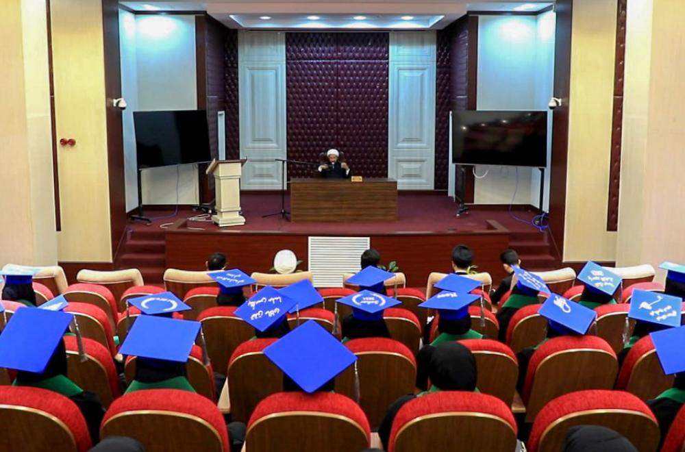 بضيافة العتبة العلوية المقدسة .. طالبات جامعة البصرة  يُردِّدنَ قسم التخرُّج في رحاب صحن السيدة الزهراء (ع)