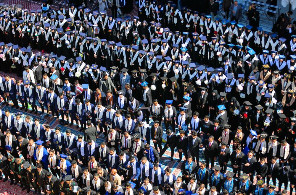 ضمن برنامج الرعاية الأبوية للخريجين .. مرقد المولى أمير المؤمنين (ع) يشهد مراسم جديدة لقسم تخرج طلبة الجامعات