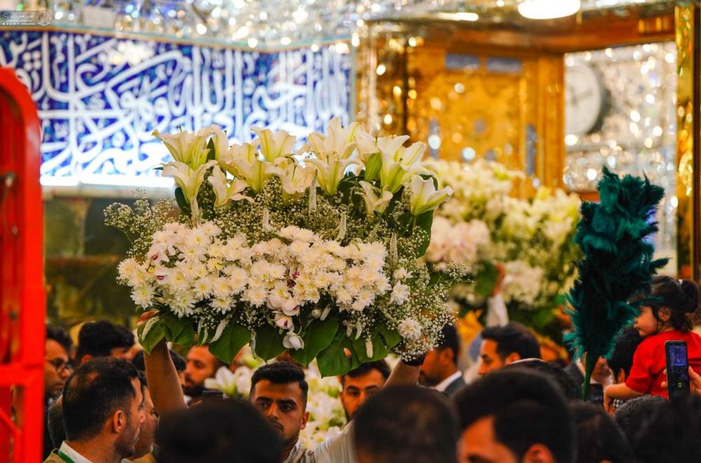 العتبة العلوية المقدسة تتزين بآلاف الورود الطبيعية احتفاءً بذكرى ولادة الإمام الرضا (عليه السلام) 