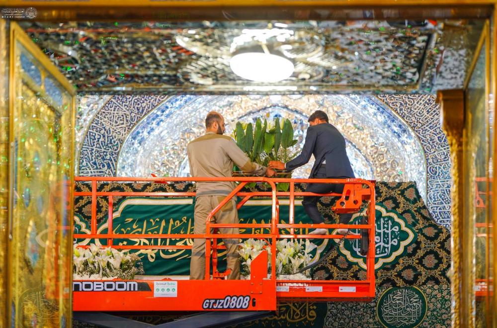 العتبة العلوية المقدسة تتزين بآلاف الورود الطبيعية احتفاءً بذكرى ولادة الإمام الرضا (عليه السلام) 