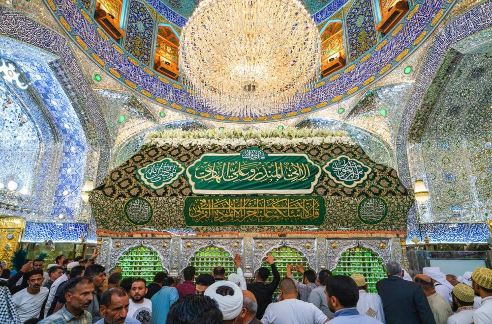 العتبة العلوية المقدسة تتزين بآلاف الورود الطبيعية احتفاءً بذكرى ولادة الإمام الرضا (عليه السلام) 