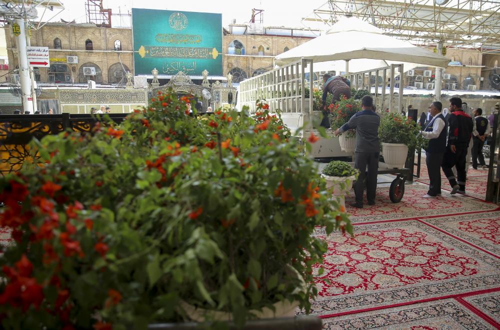 العتبة العلوية المقدسة تتزين بآلاف الورود الطبيعية احتفاءً بذكرى ولادة الإمام الرضا (عليه السلام) 