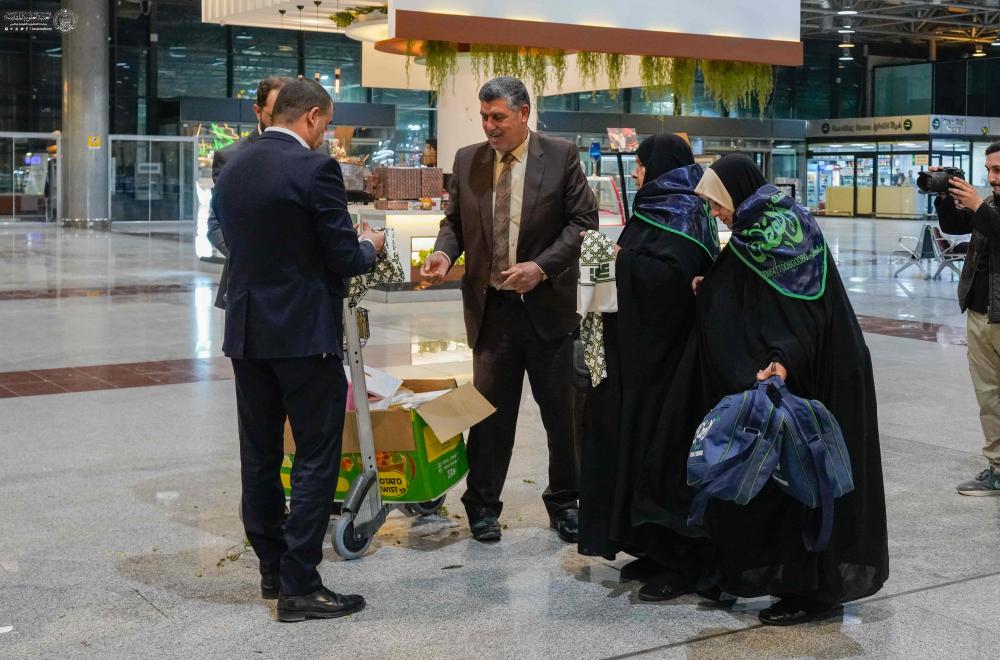 لتوديعهم لبيت الله الحرام .. العتبة العلوية المقدسة ترافق قوافل الحجاج من ذوي الشهداء إلى مطار النجف الدولي