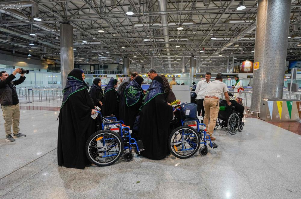 لتوديعهم لبيت الله الحرام .. العتبة العلوية المقدسة ترافق قوافل الحجاج من ذوي الشهداء إلى مطار النجف الدولي