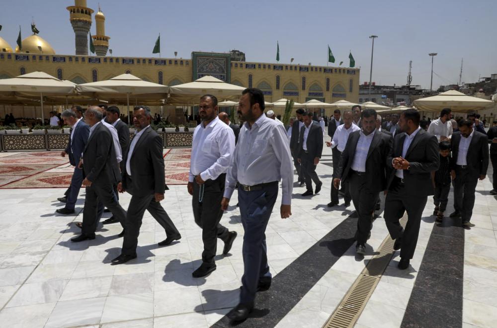 خدم العتبة العلوية المقدسة يزورون العتبة الكاظمية المقدسة في رحلة أسبوعية