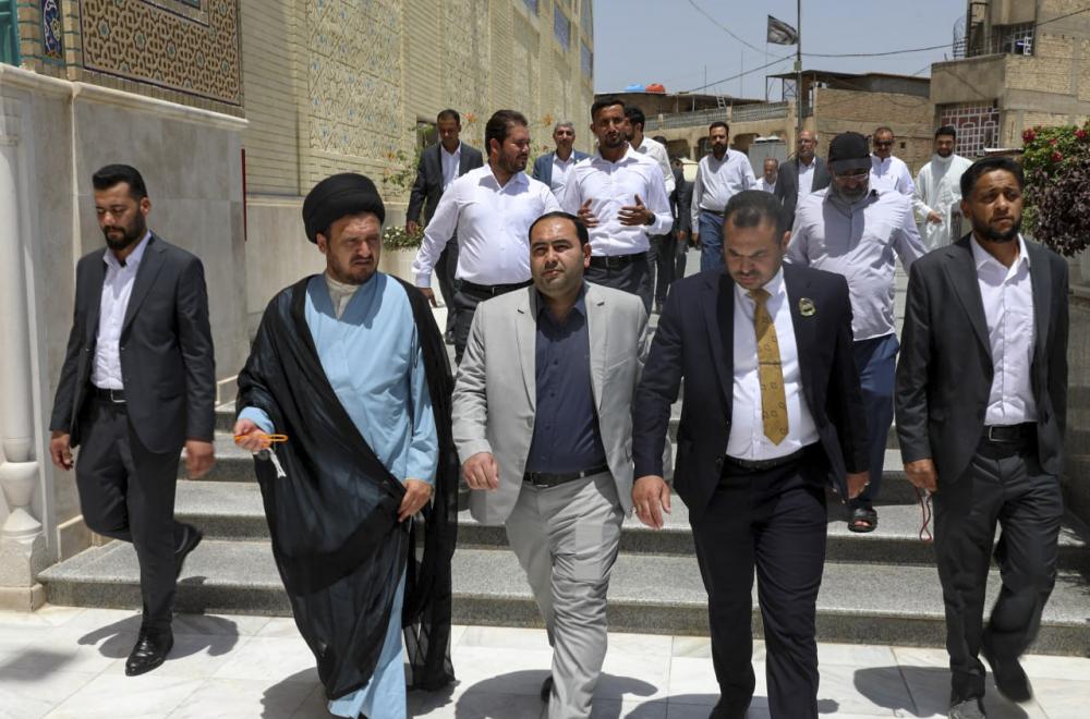خدم العتبة العلوية المقدسة يزورون العتبة الكاظمية المقدسة في رحلة أسبوعية