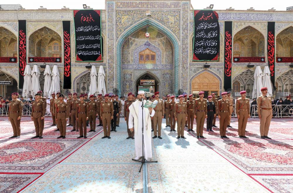 خريجو الكلية العسكرية يؤدون قسم التخرج في رحاب مرقد أمير المؤمنين (عليه السلام)
