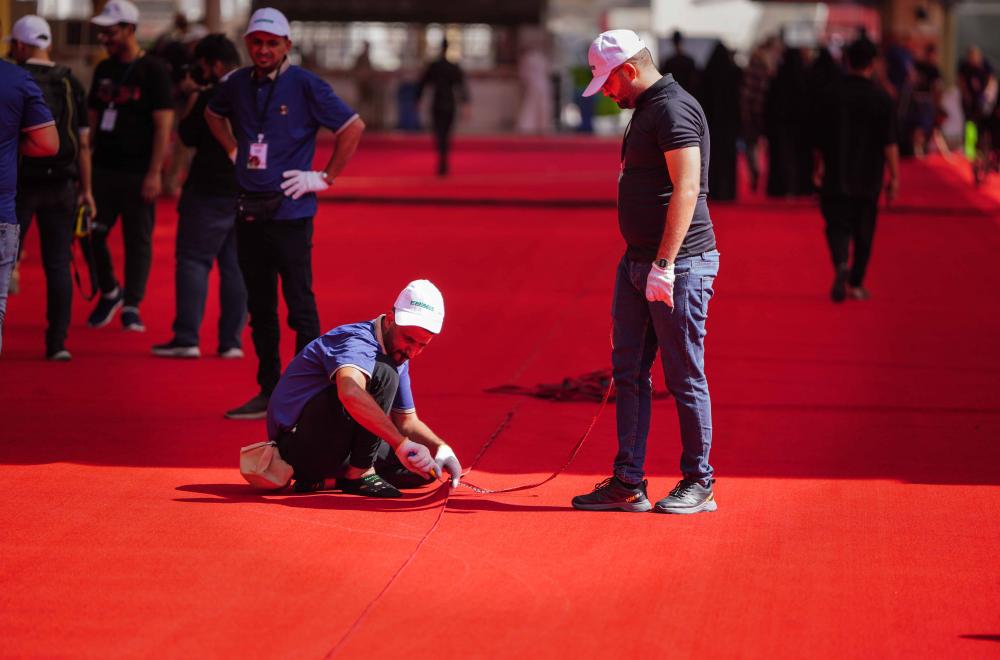 أكثر من 25 ألف متر مربع .. فرش محيط الصحن العلويّ المطهّر بـ (الكاربت الأحمر) خدمةً للمواكب الحسينيّة 